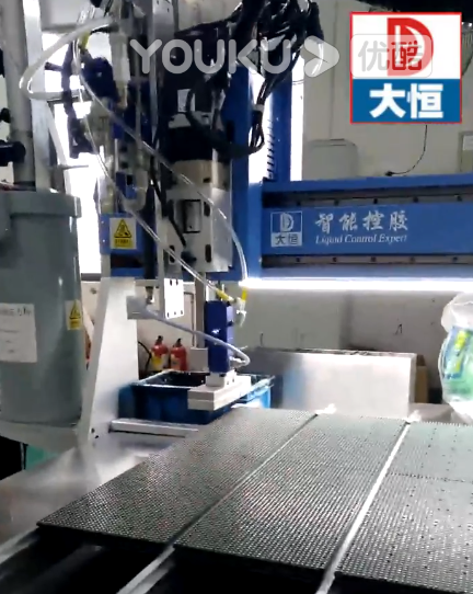  标贴显示屏90度旋转灌胶视频